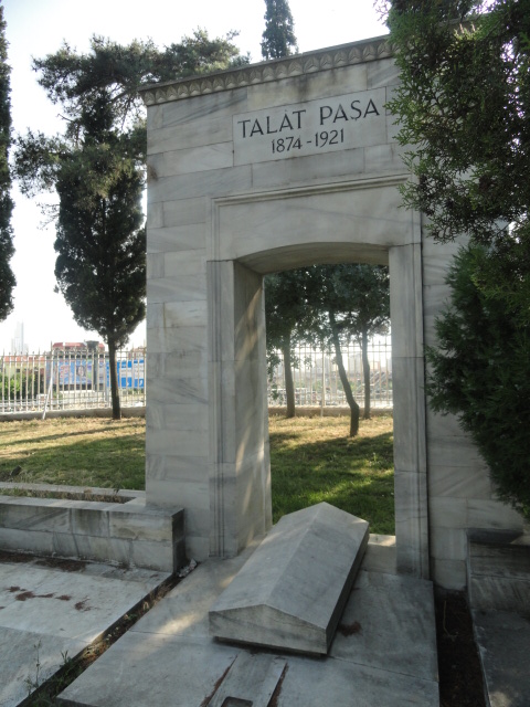 Թալաթ փաշայի գերեզմանը Ստամբուլի Ազատության նահատակների այգում (© Hbasak)